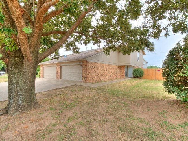 Building Photo - Just remodeled Duplex Home