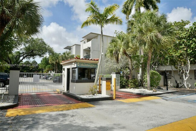 Building Photo - 6884 N Kendall Dr