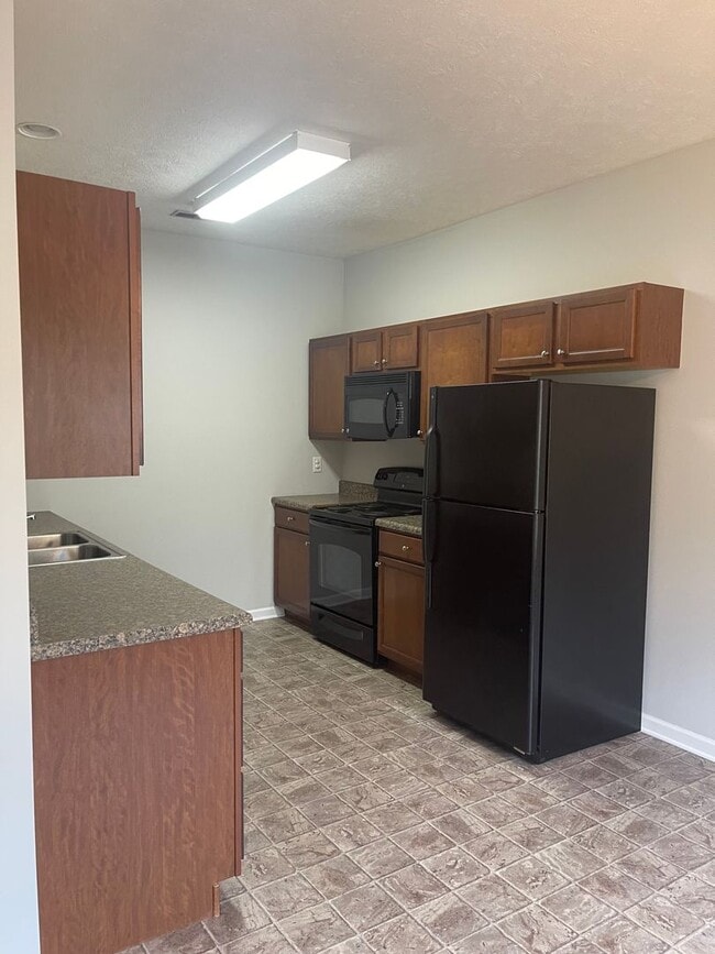 Building Photo - 2 bed, 2 bath, 2 car garage ranch style to...