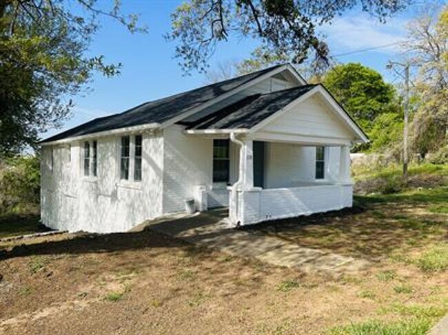 Building Photo - 3/2 Available Now!