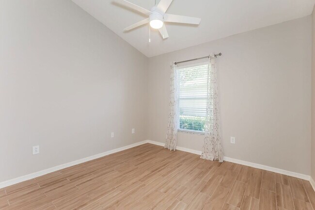 Building Photo - 6935 Runner Oak Dr