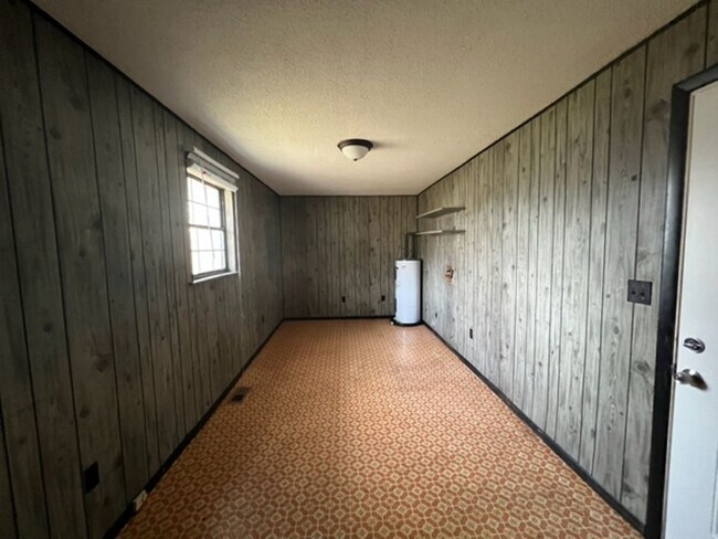 Building Photo - Quiet Living but Only a Mile from downtown...