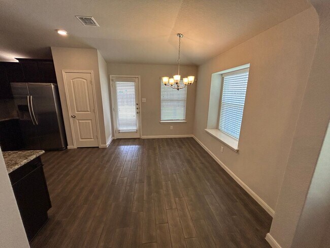 Building Photo - 3/2/2 in Avery Park / Fridge Included  / W...