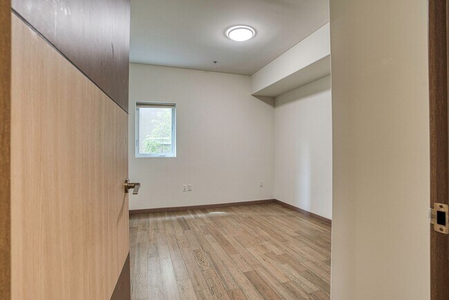 Building Photo - 903 S New Hampshire Ave