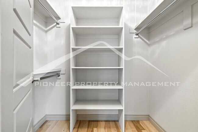 Building Photo - Modern Townhouse with Central AC and Rooft...