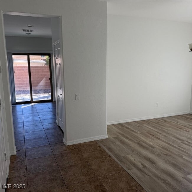 Building Photo - 6842 Feral Dove St