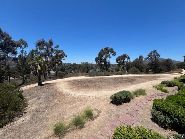 Building Photo - 3 Bedroom 2 Bath Condo in Beautiful La mes...