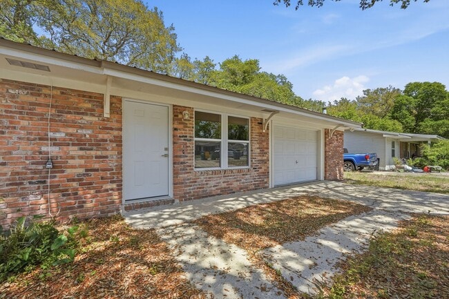 Building Photo - All Brick Home & Large Yard in Niceville!