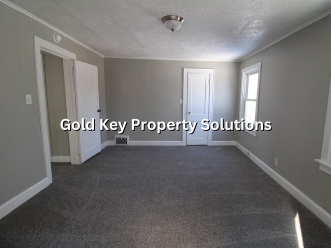 Building Photo - Spacious 3 BR 1 BA House with Dining Room and Basement (NO SECTION 8)