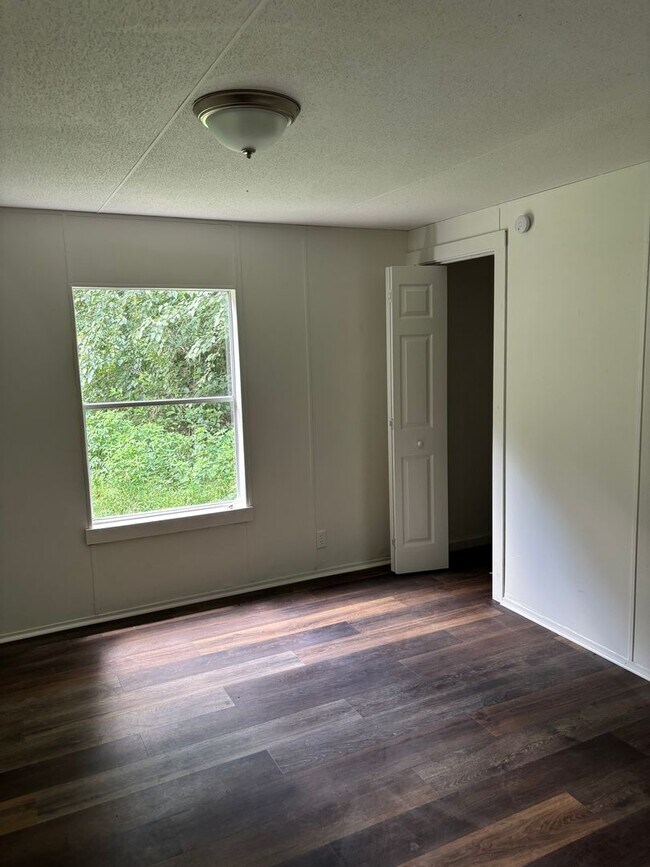 Building Photo - Newly remodeled 3 bed 2 bath with patio