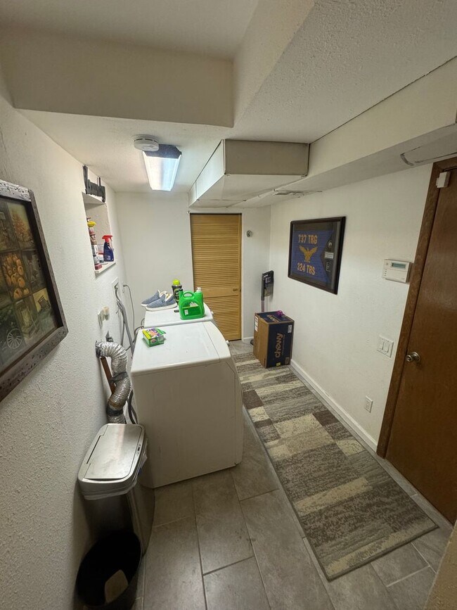 Building Photo - Three Bedroom Townhome with Pool