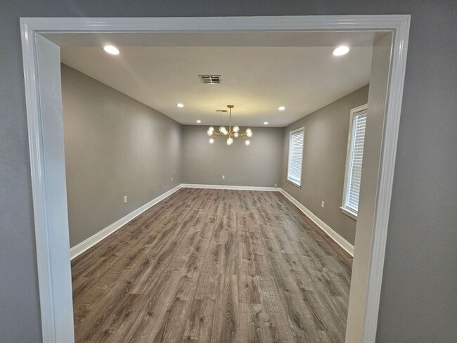 Building Photo - 4 Bedroom, 2 Bath Newly Renovated House for Lease