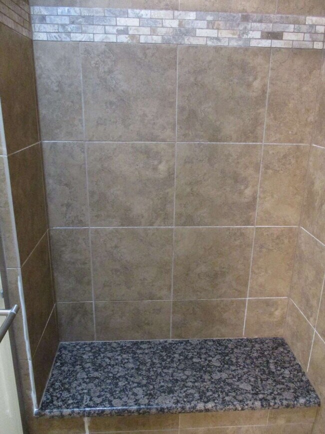 Building Photo - Walkout Basement Apartment - PRICED TO RENT - AVAIL 6/1/26