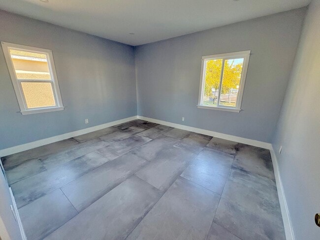 Building Photo - Bright and fresh Lawndale front house