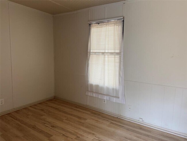 Building Photo - 374 Plum St