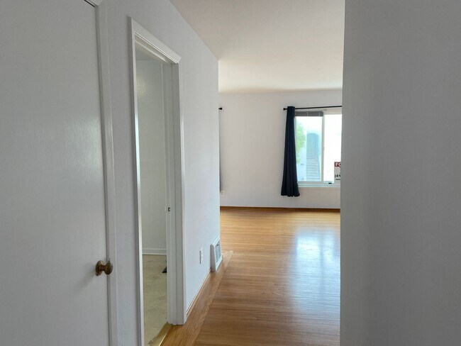 Building Photo - 1st Floor 2Bd / 1Ba  Flat With Garage Parking