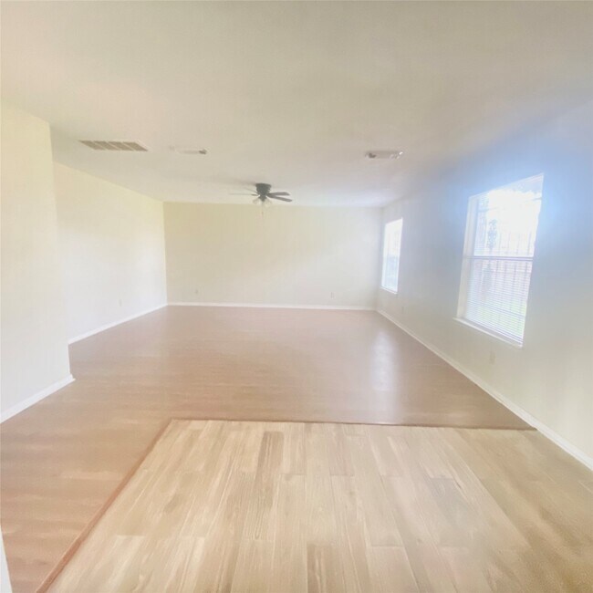 Building Photo - 6527 River Bluff Dr