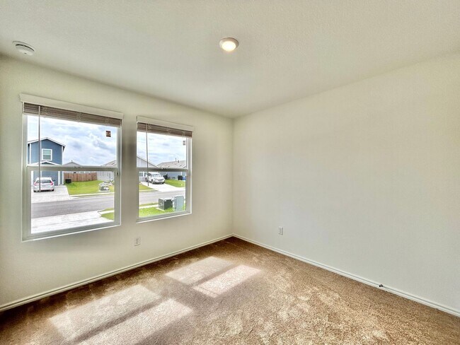 Building Photo - Charming 3/BR 1/BA Home with Spacious Back...
