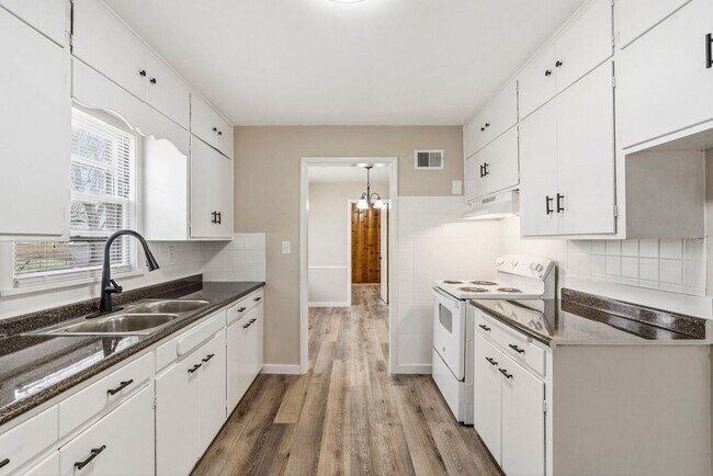 Building Photo - 3 bedroom 1 bath 1 car garage- newly renovated!