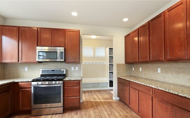 Building Photo - Beautiful large 4 bedroom home in the High...