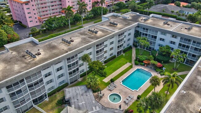 Building Photo - 200 W Camino Real