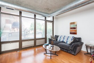 Building Photo - 1 bedroom in Chicago IL 60610