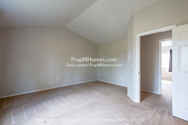 Building Photo - Cozy Two Bedroom Townhome in Tualatin! Upd...