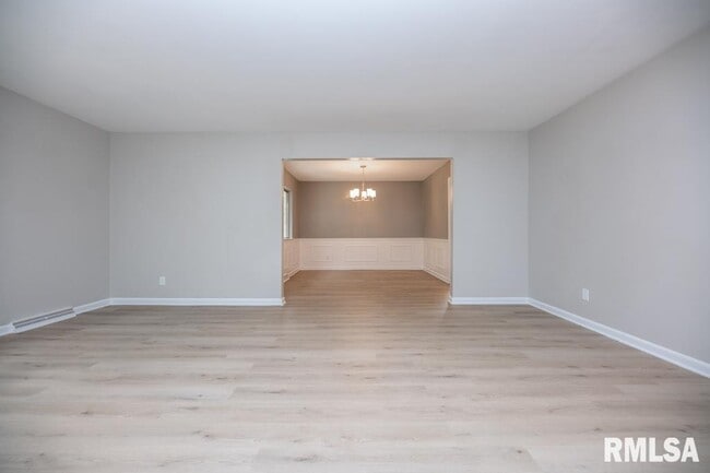 Building Photo - 9019 N Locust Ln