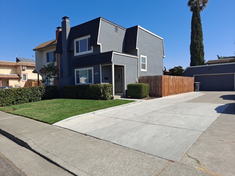 Building Photo - 2464 Beaufort Dr