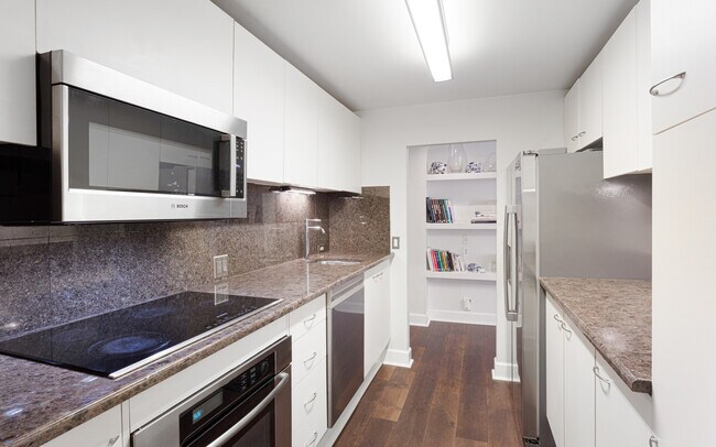 Building Photo - 110 E Delaware Pl