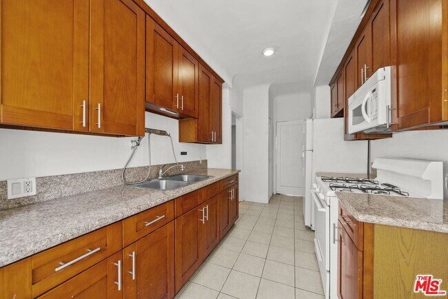 Building Photo - 6542 1/2 W Olympic Blvd