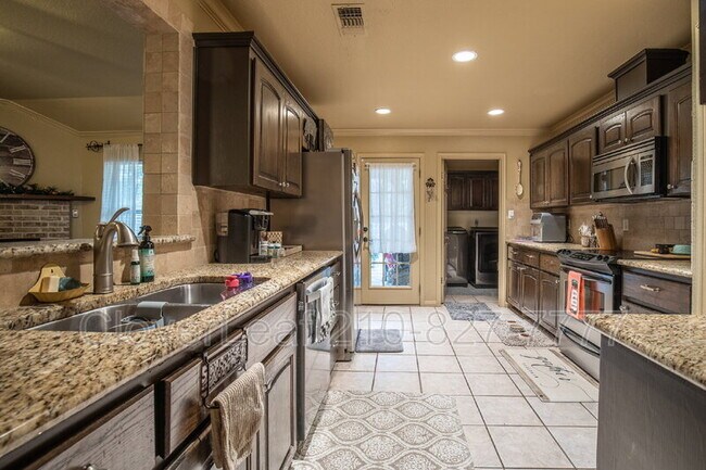 Building Photo - 1409 Azalea Ln