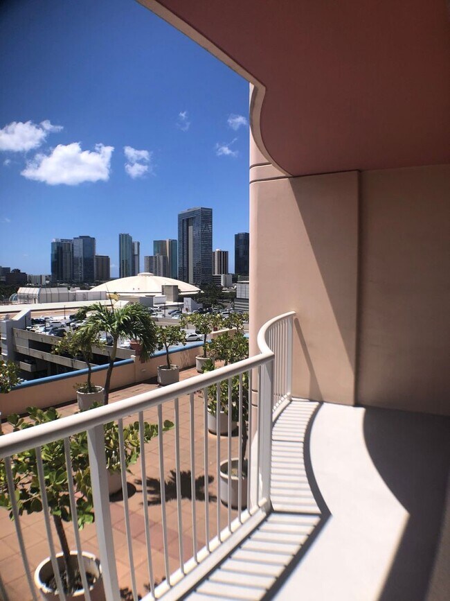 Building Photo - 1 bed, 1 bath, 1 parking with a lanai, loc...