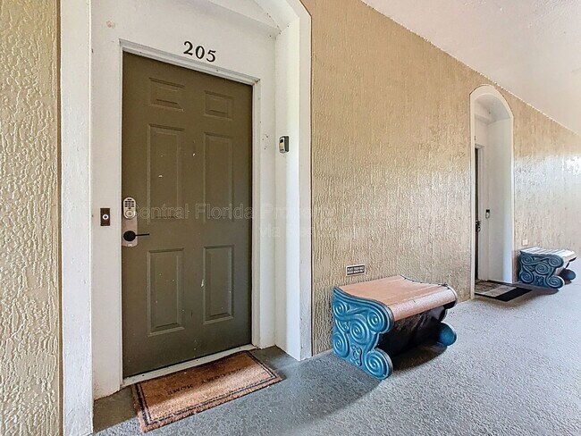 Building Photo - 2300 Silver Palm Dr