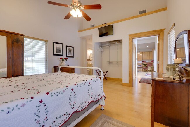 Building Photo - 102 Camey Cir