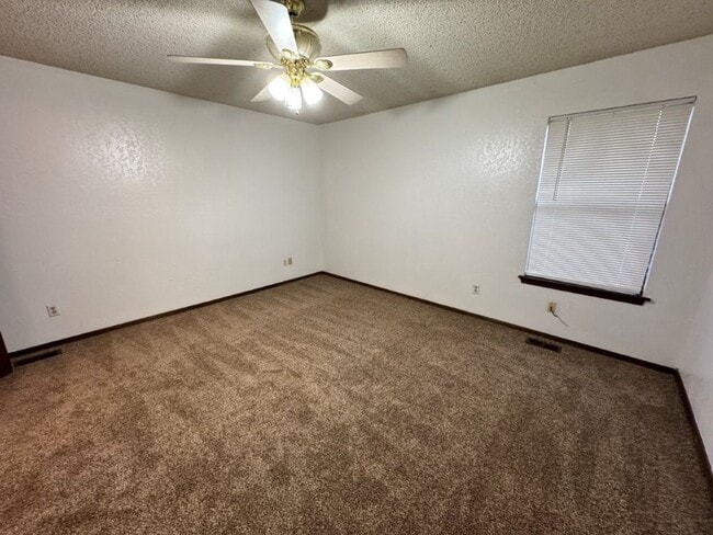 Building Photo - 2 bed 2 bath duplex refreshed with new flooring and bathroom countertops and paint, spacious and ...