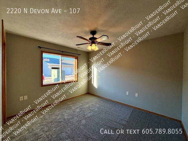 Building Photo - 2220 Devon Ave