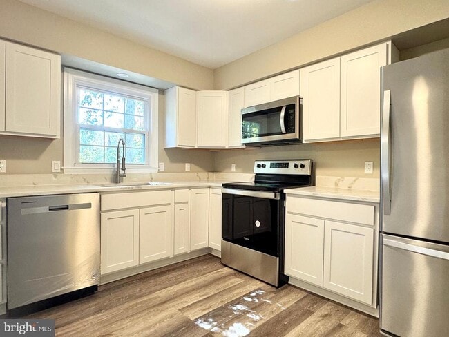 Primary Photo - 2 Kelly Ct