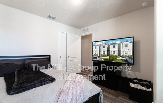 Building Photo - 425 Running Wds St