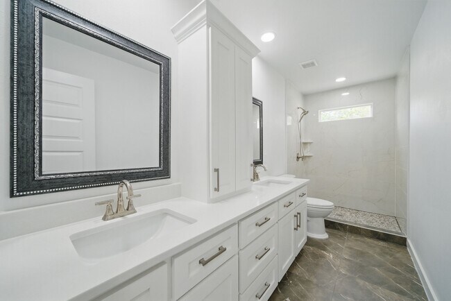 Building Photo - 9711 Derrik Dr
