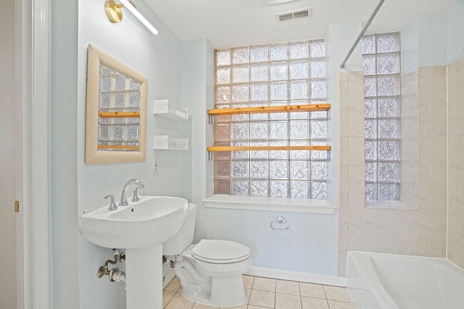 Building Photo - 2 Bedroom Beauty in Bloomingdale! Pets Wel...