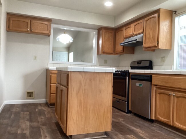 Building Photo - 3 Bedroom Home in Elk Grove