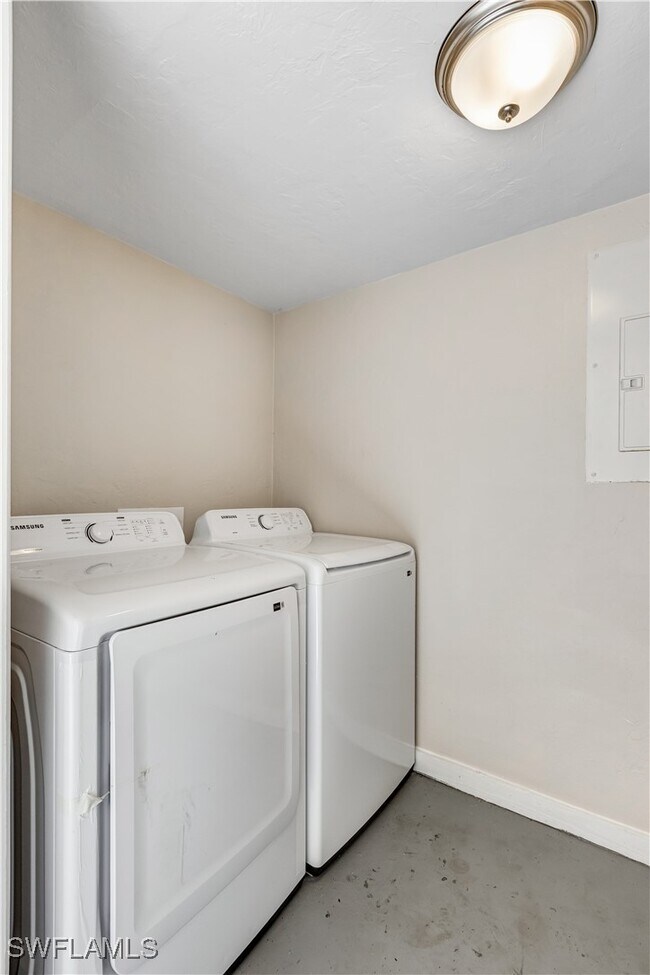 Building Photo - 5453 16th Pl SW