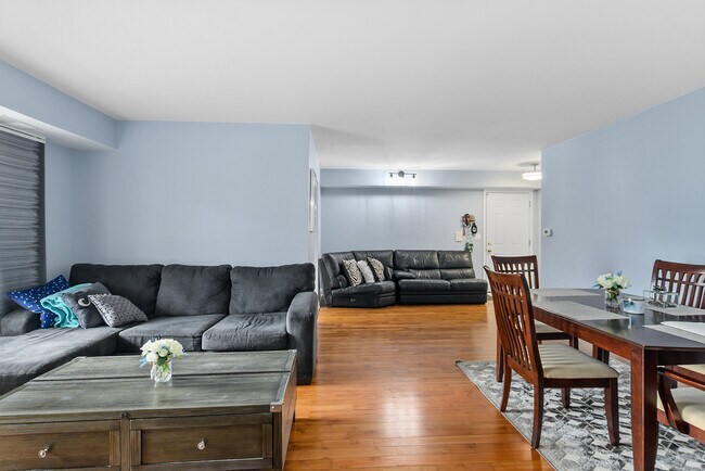 Building Photo - 11112 E Cove Cir