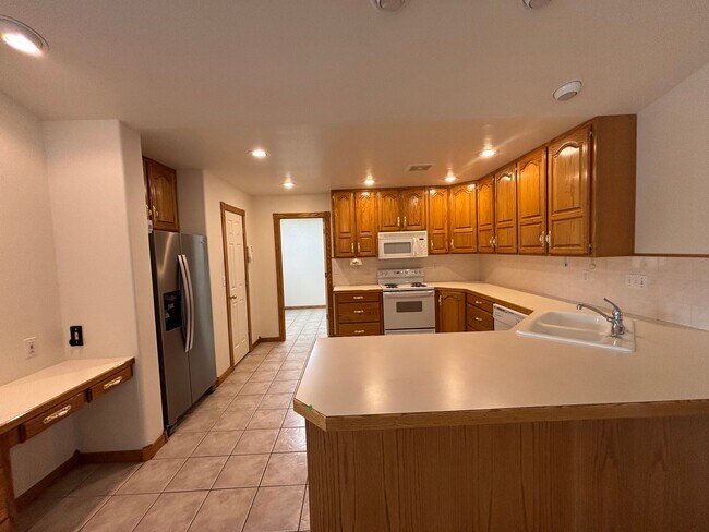 Building Photo - Beautiful 2 Bedroom 2 Bathroom Storage Galore!