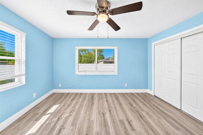 Building Photo - 115 Country Club Dr