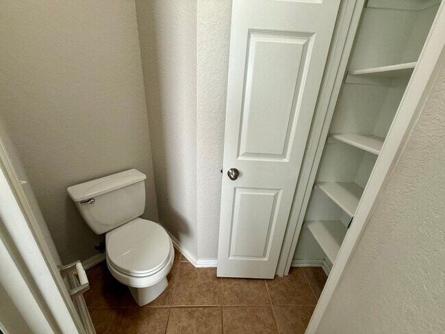 Building Photo - 5 bedroom, 3 bathroom home off TPC Parkway!