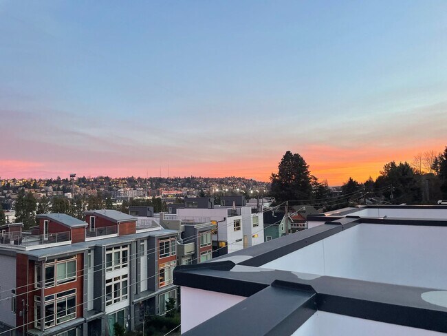 Building Photo - Magnolia Townhome