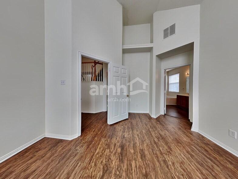 Building Photo - 2510 Valley Creek Dr