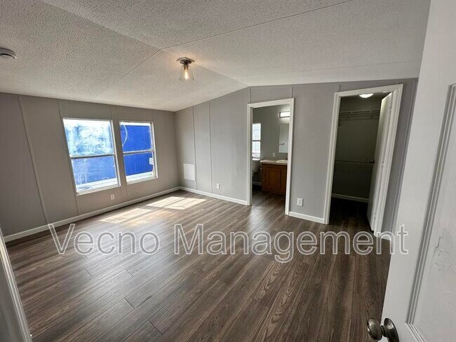 Building Photo - 13536 Sralla Rd